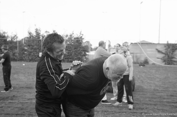 2themax self-defense, security training Paradiso staff, armlock