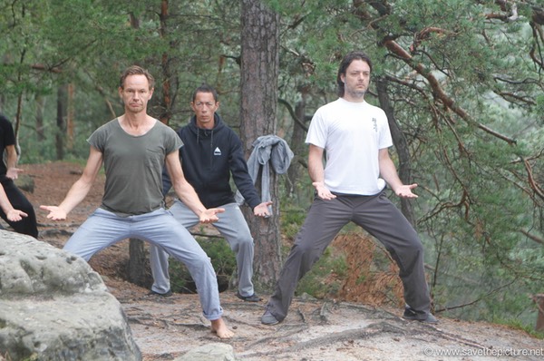 Group Hachidankin, lifting the heavy table