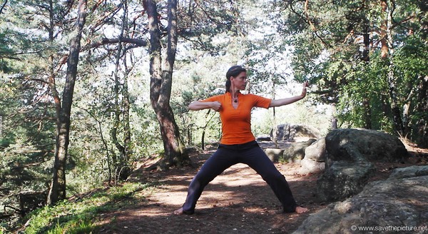 Hachidankin Draw the bow
to the left