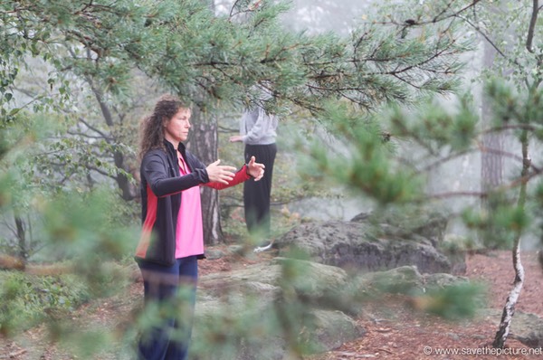 Nadja Taikiken, standing between the branches