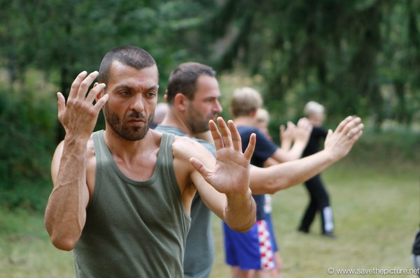 Omid training double hand rounhouse kick defence