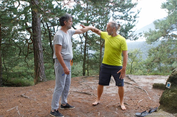 Ron Nansink explaining the escape from someone holding your wrist