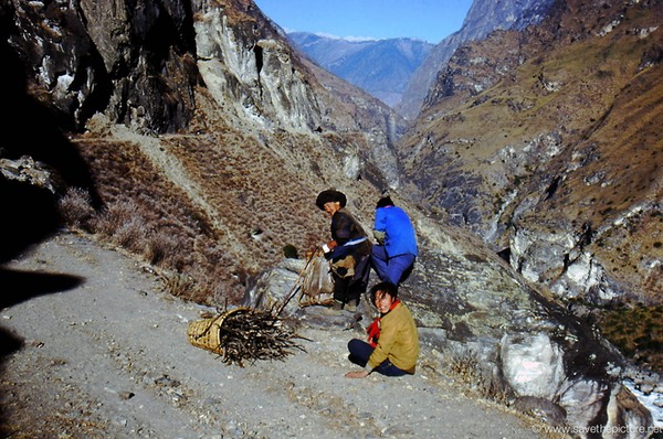 Tiger leaping gorge hiking